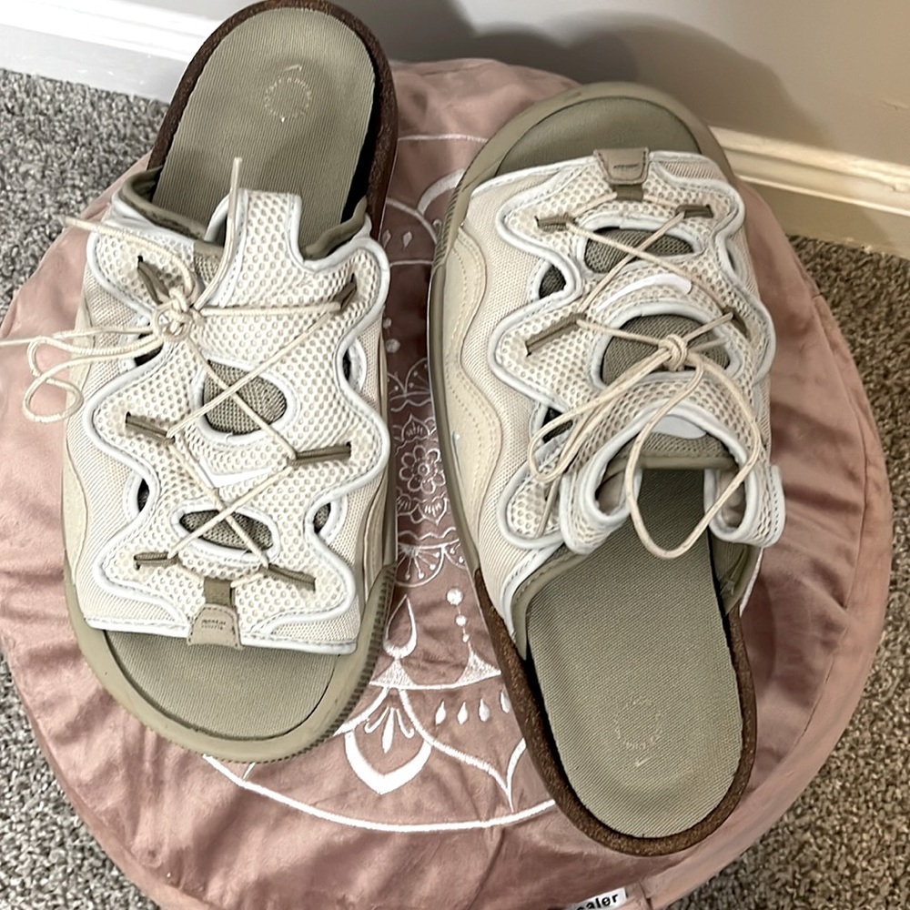 Size 10 Men Nike Offline 2.0 slides.